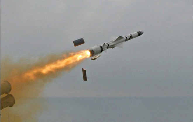 Tên lửa hành trình chống tàu siêu thanh P-800 Oniks/BrahMos (NATO định danh là SS-N-26) phát triển từ thời Liên Xô. Nó được phóng từ đất liền, các tàu ngầm hay máy bay. Dù theo thiết kế ban đầu là vũ khí chống hạm, P-800 có thể nhắm tới mọi mục tiêu trên bộ với tốc độ đạt 3.700 km/h. Nó có tầm bắn khoảng 300 km, xa hơn nhiều so với tên lửa chống hạm Harpoon của Hải quân Mỹ. Cảnh tên lửa chống hạm P-800 Oniks khai hỏa. Ảnh: Beforeitsnews Ảnh: