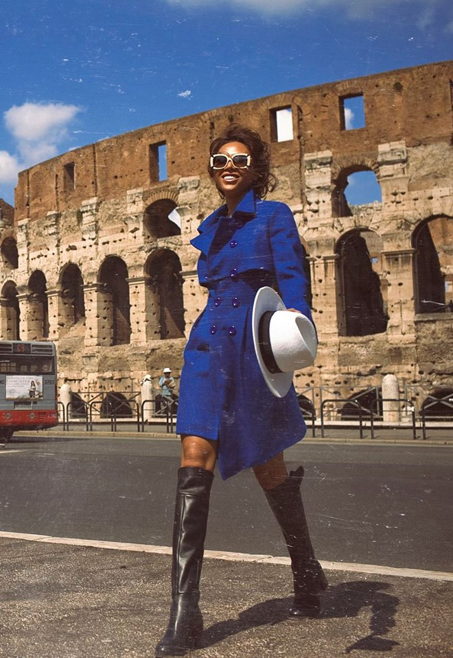 Minh Triệu diện măng-tô sành điệu thả bộ thành Rome