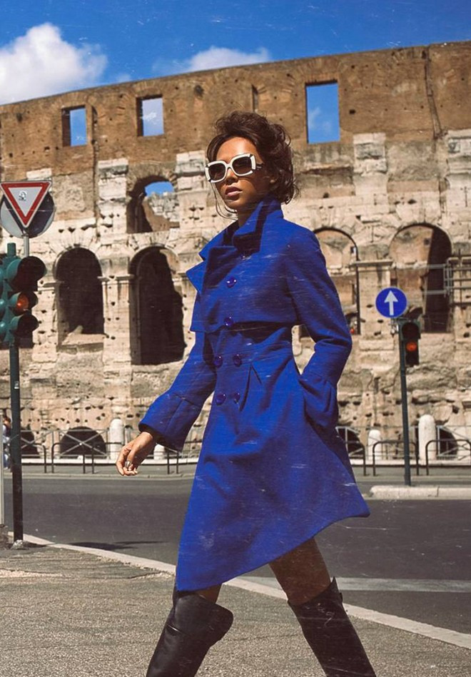 Minh Triệu diện măng-tô sành điệu thả bộ thành Rome