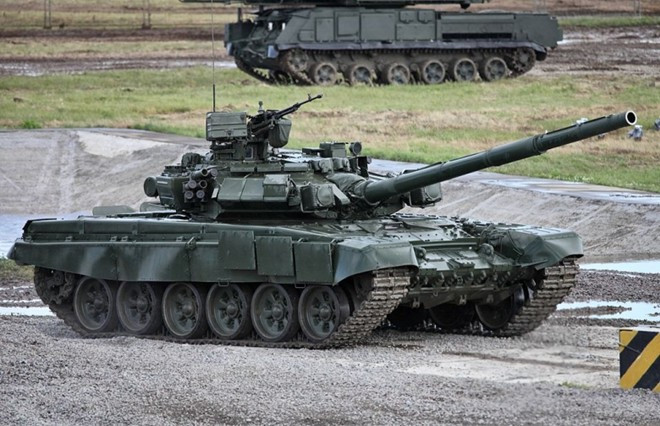 T-90 là xe tăng chủ lực của quân đội Ngacho tới khi hệ thống tăng Armata được đưa vào hoạt động. Nó là bản nâng cấp của xe tăng T-72. T-90 được gắn hệ thống phòng thủ chủ động quang điện nhằm chống lại các tên lửa dẫn đường bằng laser, hồng ngoại và gây rối các hệ thống hiển thị mục tiêu. So với các đối thủ khác như Leopard 2 hay M1A2 Abrams, T-90 có giá rẻ hơn. Hiện Nga sở hữu phần lớn trong số 1.000 chiếc T-90 hiện có. Ảnh: Wikipedia 5 vũ khí Nga khiến Mỹ dè chừng