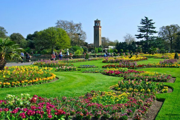 1. Vườn Kew, Anh: Nếu có dịp đến Anh vào mùa xuân, bạn không thể bỏ qua khu vườn Hoàng gia Kew ở London. Được xây dựng từ năm 1759, khu vườn hiện đã được mở rộng lên đến 132ha với hơn 50.000 loài thực vật đa dạng và trên 7 triệu mẫu cây khô, đây cũng là bộ sưu tập mẫu cây khô lớn nhất thế giới. Ngoài những khu vườn thực vật, Kew còn có thư viện chứa hơn 750.000 cuốn sách, 175.000 bản in và bản vẽ minh họa các loài thực vật. Đây là nơi hấp dẫn khách du lịch hàng đầu tại London. Với bộ sưu tập thực vật ngoạn mục này, bạn cần cả ngày để đi bộ và khám phá tất cả những gì thú vị quanh đó. 1. Kew Gardens: Nếu có dịp đến Anh vào mùa xuân, bạn không thể bỏ qua khu vườn Hoàng gia Kew ở London nơi có những khu vườn hoa xuân tuyệt đẹp. Được xây dựng từ năm 1759, khu vườn hiện đã được mở rộng lên đến 132ha với hơn 50.000 loài thực vật đa dạng và trên 7 triệu mẫu cây khô, đây cũng là bộ sưu tập mẫu cây khô lớn nhất thế giới. Ngoài những khu vườn thực vật, Kew còn có thư viện chứa hơn 750.000 cuốn sách, 175.000 bản in và bản vẽ minh họa các loài thực vật. Đây là nơi hấp dẫn khách du lịch hàng đầu tại London. Với bộ sưu tập thực vật ngoạn mục này, bạn cần cả ngày để đi bộ và khám phá tất cả những gì thú vị quanh đó.