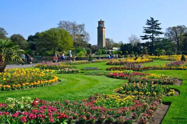 1. Kew Gardens: Nếu có dịp đến Anh vào mùa xuân, bạn không thể bỏ qua khu vườn Hoàng gia Kew ở London nơi có những khu vườn hoa xuân tuyệt đẹp. Được xây dựng từ năm 1759, khu vườn hiện đã được mở rộng lên đến 132ha với hơn 50.000 loài thực vật đa dạng và trên 7 triệu mẫu cây khô, đây cũng là bộ sưu tập mẫu cây khô lớn nhất thế giới. Ngoài những khu vườn thực vật, Kew còn có thư viện chứa hơn 750.000 cuốn sách, 175.000 bản in và bản vẽ minh họa các loài thực vật. Đây là nơi hấp dẫn khách du lịch hàng đầu tại London. Với bộ sưu tập thực vật ngoạn mục này, bạn cần cả ngày để đi bộ và khám phá tất cả những gì thú vị quanh đó.