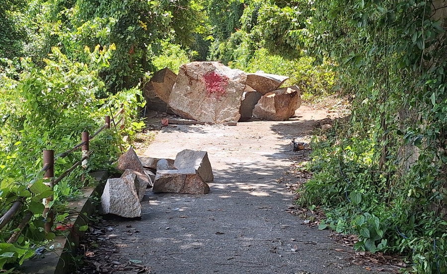 Những tảng đá rơi chắn ngang tuyến đường lên điểm tham quan Thạch Đại Đao. (Ảnh: Trọng Nhân)
