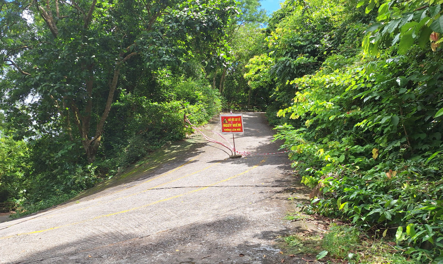 Địa phương phong tỏa, giăng dây, đặt biển cảnh báo nguy hiểm. (Ảnh: Trọng Nhân)