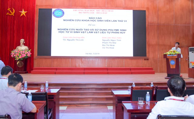 Sinh viên báo cáo điển hình tại Hội nghị