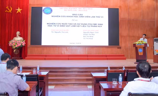 Sinh viên báo cáo điển hình tại Hội nghị