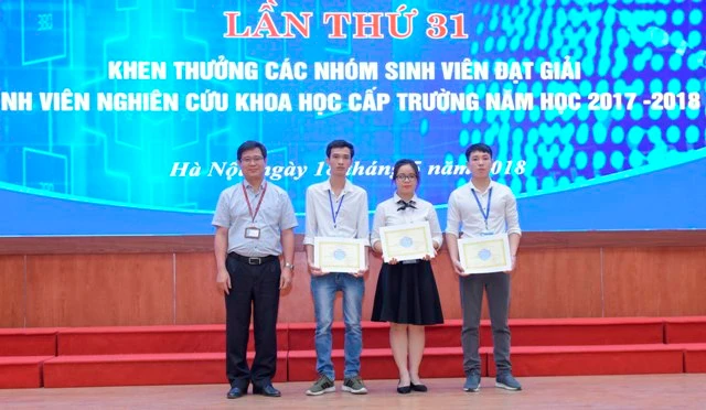 GS.TS Trần Thanh Hải - Phó Hiệu trưởng Trường Đại học Mỏ - Địa chất trao giải nhất, nhì, ba cấp Trường cho các đề tài NCKH sinh viên