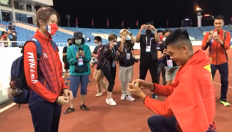 Nguyễn Tiến Trọng và màn cầu hôn bạn gái đầy lãng mạn.