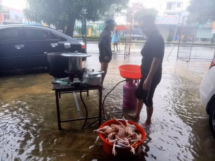 PV Báo Giáo dục & Thời đại tiếp tế đồ ăn cho bà con vùng lũ ảnh 2