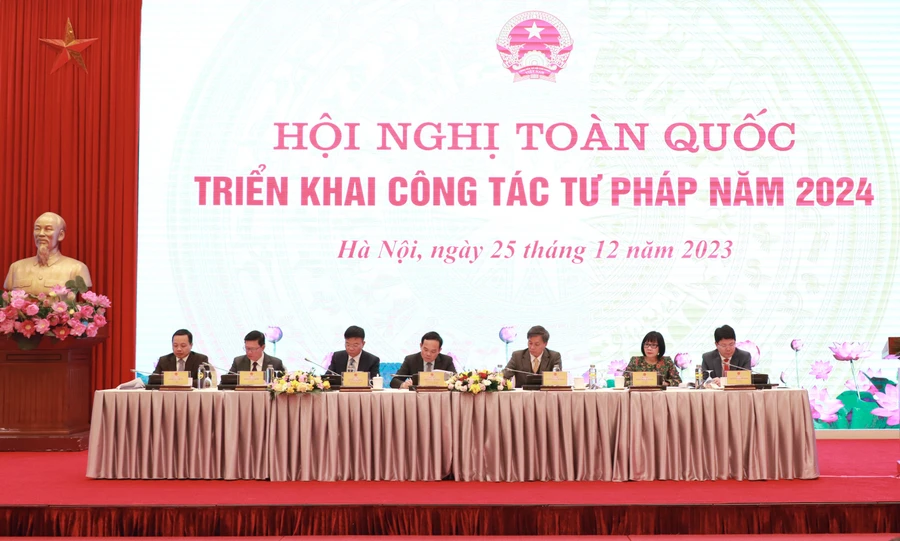 Đoàn Chủ tịch Hội nghị gồm: Phó Thủ tướng Chính phủ Trần Lưu Quang, Bộ trưởng Bộ Tư pháp Lê Thành Long; các Thứ trưởng Bộ Tư pháp Nguyễn Khánh Ngọc, Đặng Hoàng Oanh, Nguyễn Thanh Tịnh, Mai Lương Khôi, Trần Tiến Dũng.