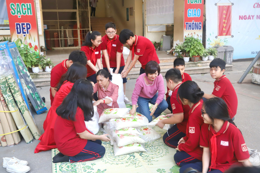 Học sinh tích cực hưởng ứng chương trình thiện nguyện ủng hộ đồng bào nghèo và học sinh xã Bế Văn Đàn, Quảng Hòa, Cao Bằng - quê hương anh hùng liệt sĩ Bế Văn Đàn.