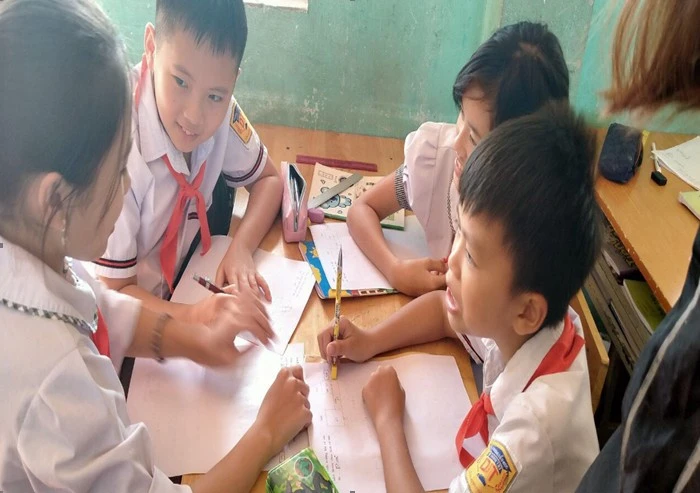 Học sinh Trường Tiểu học Dĩnh Trì hứng thú giải quyết vấn đề gắn liền với cuộc sống trong giờ hình học.