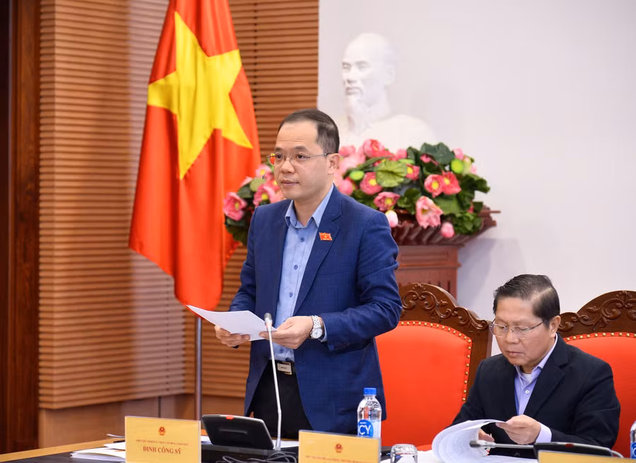 Ông Đinh Công Sỹ, Phó Chủ nhiệm Ủy ban Văn hóa, Giáo dục của Quốc hội phát biểu tại tọa đàm.