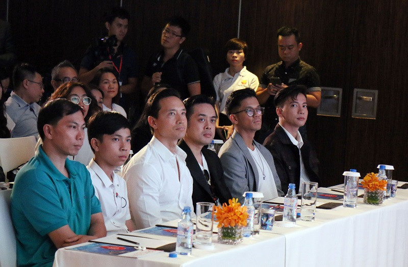 Nhiều nghệ sĩ Việt tham dự buổi họp báo và cùng kêu gọi mọi người hãy Chạy vì Trái tim Nhiều nghệ sĩ Việt tham dự buổi họp báo và cùng kêu gọi mọi người hãy Chạy vì Trái tim