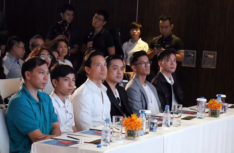 Nhiều nghệ sĩ Việt tham dự buổi họp báo và cùng kêu gọi mọi người hãy Chạy vì Trái tim