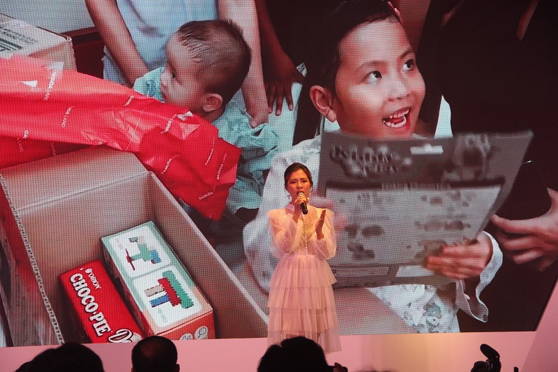 Ca sĩ Hà Nhi trình bày ca khúc Chạy vì Trái tim-sáng tác của nhạc sĩ Dương Khắc Linh