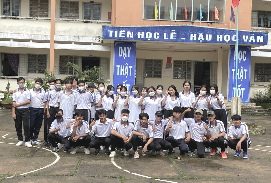 Học sinh Trường THPT Vĩnh Hải (thị xã Vĩnh Châu, Sóc Trăng) trước giờ thi khảo sát chất lượng. Ảnh: T. Thành.
