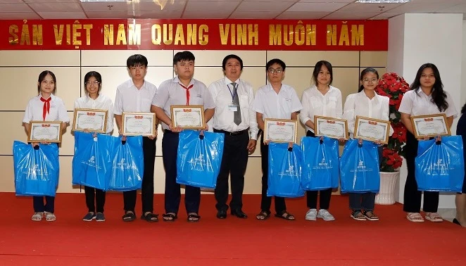 Ông Trương Thành Phú, Chủ tịch Hội Toán học tỉnh Tiền Giang trao giải cho học sinh.