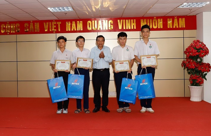 Ông Phan Văn Liêm (Công ty Bitex) trao giải cho học sinh.