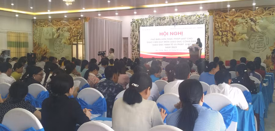 Quang cảnh hội nghị phổ biến kiến thức pháp luật.