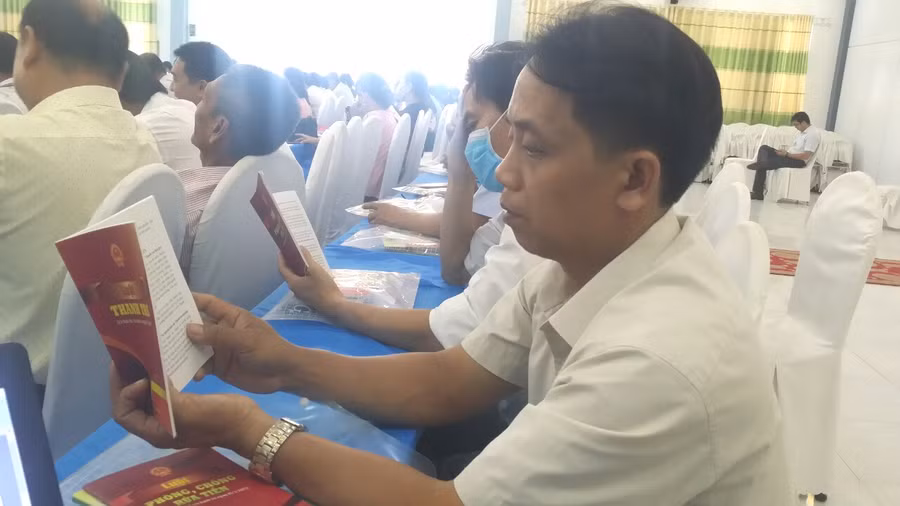 Giáo viên tham gia tập huấn phổ biến kiến thức pháp luật.