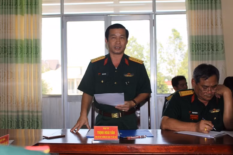 Đại tá Trịnh Hoài Văn báo cáo công tác chuẩn bị phương án dự phòng đón đồng bào Việt Nam về từ vùng dịch.