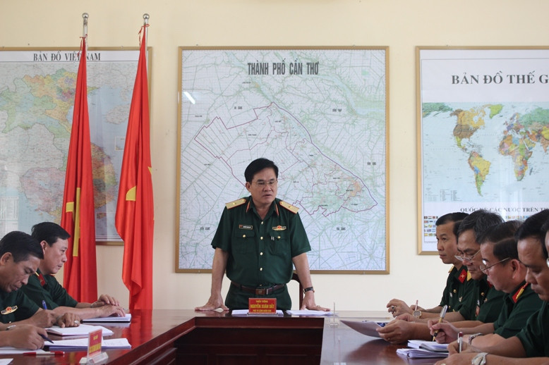Thiếu tướng Nguyễn Xuân Dắt phát biểu chỉ đạo tại cuộc họp.
