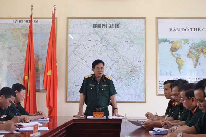 Thiếu tướng Nguyễn Xuân Dắt phát biểu chỉ đạo tại cuộc họp.