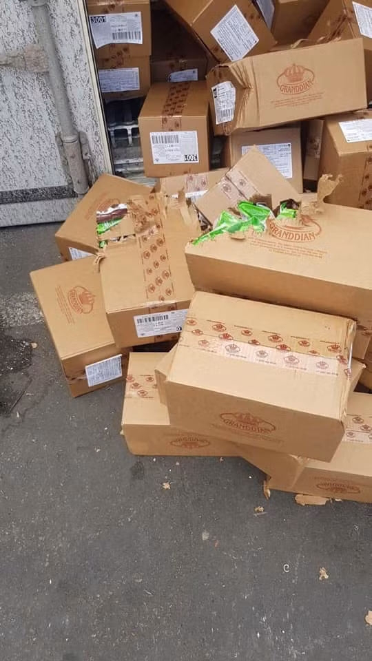 Một vài hộp các-tông bị cào nát.