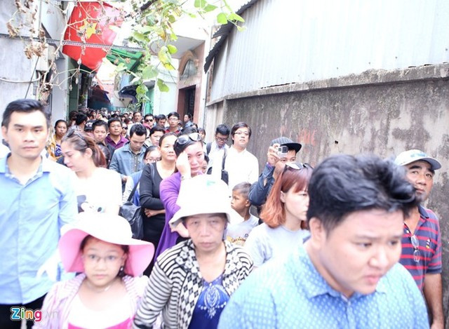 Cha mẹ nuốt nước mắt đưa MC Quang Minh về nơi an nghỉ cuối cùng ảnh 14 hàng xóm