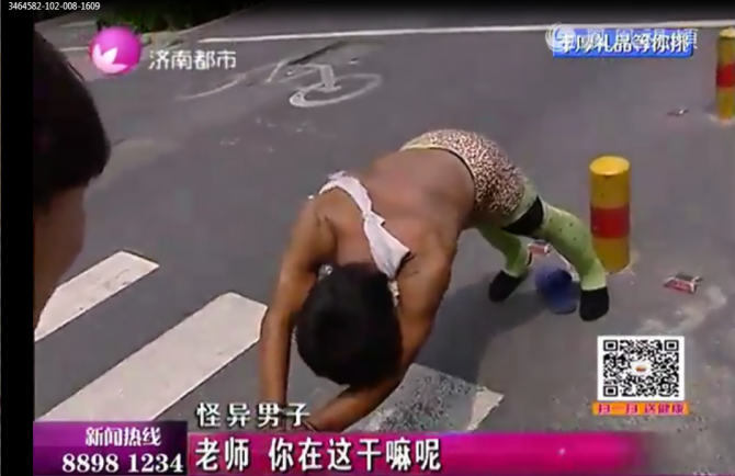 Xôn xao người đàn ông quấn khố tập thể dục giữa phố - Ảnh 2 Xôn xao người đàn ông quấn khố tập thể dục giữa phố - Ảnh 2