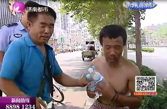 Xôn xao người đàn ông quấn khố tập thể dục giữa phố - Ảnh 5 Xôn xao người đàn ông quấn khố tập thể dục giữa phố - Ảnh 5