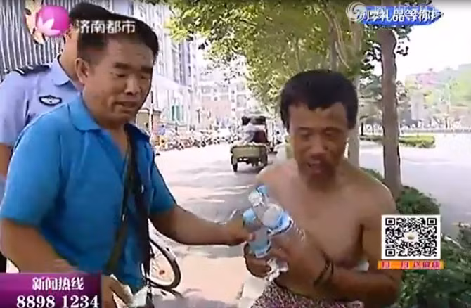 Xôn xao người đàn ông quấn khố tập thể dục giữa phố - Ảnh 5