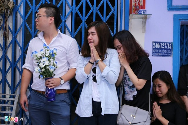 Cha mẹ nuốt nước mắt đưa MC Quang Minh về nơi an nghỉ cuối cùng ảnh 13 Bạn bè anh khóc ngất