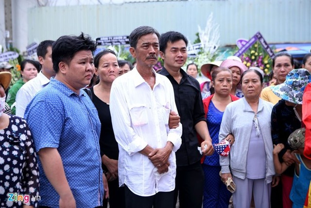 Cha mẹ nuốt nước mắt đưa MC Quang Minh về nơi an nghỉ cuối cùng ảnh 9 Khoảnh khắc xé lòng của bố MC Quang Minh trong đám tang.