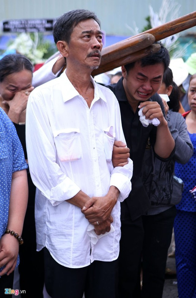 Cha mẹ nuốt nước mắt đưa MC Quang Minh về nơi an nghỉ cuối cùng ảnh 10 Gương mặt của người cha khắc khổ cố kháng cự lại những giọt nước mắt trong lúc đưa tiễn cậu con trai duy nhất về với lòng đất mẹ.