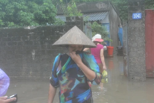 Chạy lũ ở Quảng Ninh: "Tôi chỉ còn mỗi chiếc quần đùi"