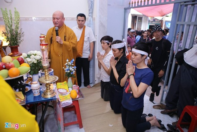 Cha mẹ nuốt nước mắt đưa MC Quang Minh về nơi an nghỉ cuối cùng ảnh 4 4