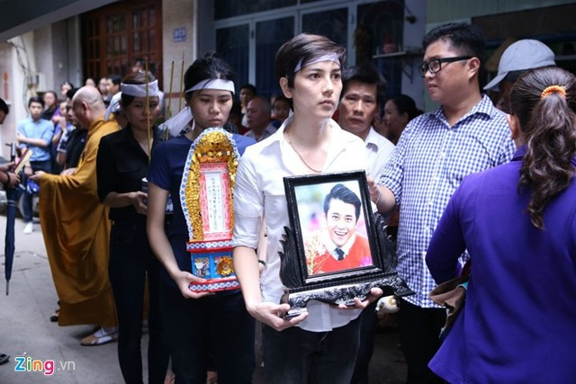 Cha mẹ nuốt nước mắt đưa MC Quang Minh về nơi an nghỉ cuối cùng ảnh 6 q