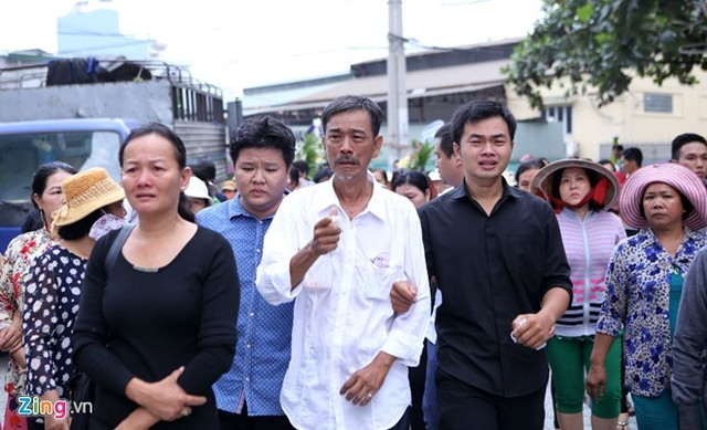 Cha mẹ nuốt nước mắt đưa MC Quang Minh về nơi an nghỉ cuối cùng ảnh 11 ôNG