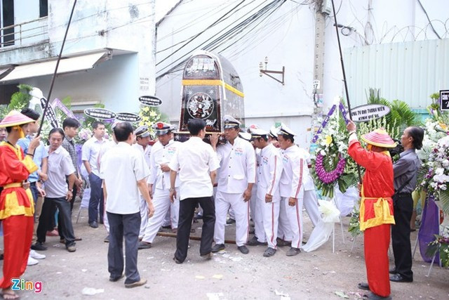Cha mẹ nuốt nước mắt đưa MC Quang Minh về nơi an nghỉ cuối cùng ảnh 8 Việc