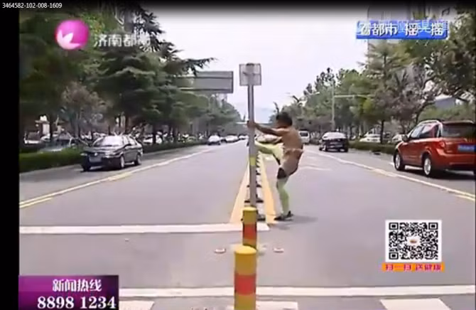 Trung Quốc: Xôn xao người đàn ông quấn khố tập thể dục giữa phố