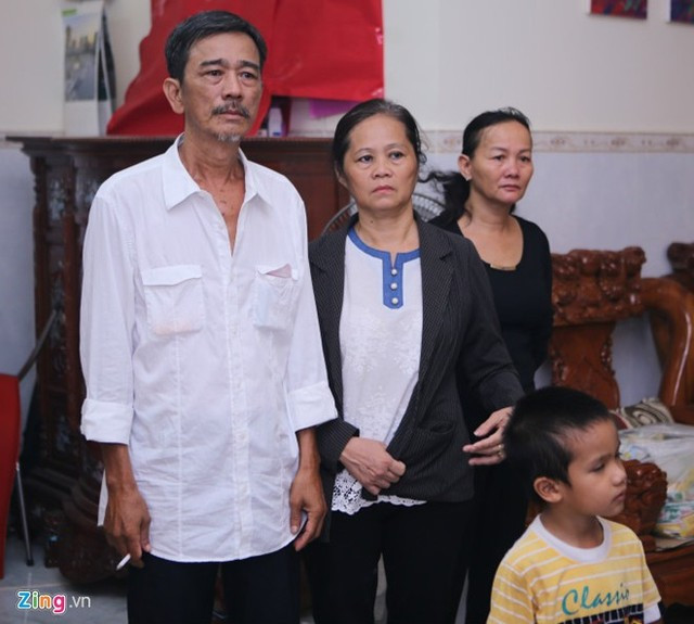 Cha mẹ nuốt nước mắt đưa MC Quang Minh về nơi an nghỉ cuối cùng ảnh 3 Cha mẹ nuốt nước mắt đưa MC Quang Minh về nơi an nghỉ cuối cùng ảnh 3