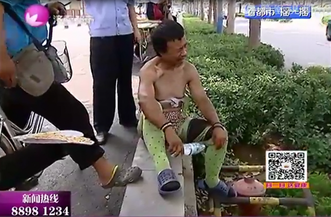 Xôn xao người đàn ông quấn khố tập thể dục giữa phố - Ảnh 4 Xôn xao người đàn ông quấn khố tập thể dục giữa phố - Ảnh 4