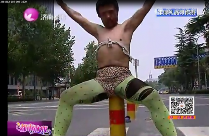 Xôn xao người đàn ông quấn khố tập thể dục giữa phố - Ảnh 3 Xôn xao người đàn ông quấn khố tập thể dục giữa phố - Ảnh 3