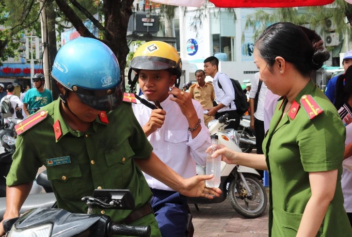 Trang bị đủ cặp phao, dụng cụ nổi cho học sinh đi bằng phương tiện đường thủy