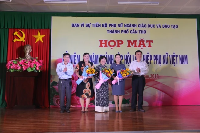 Cần Thơ: Họp mặt nữ cán bộ, viên chức nhiều thế hệ