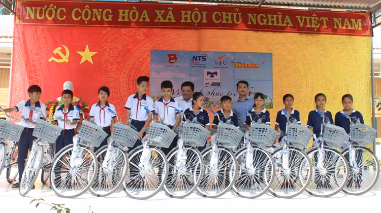 Đại diện các cơ quan, nhà tài trợ trao học bổng, quà cho HS nghèo huyện Hòa Bình, Bạc Liêu