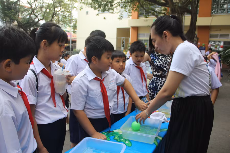 Học sinh tại Quận Tân Phú tham gia ngày hội STEM. Ảnh minh hoạ