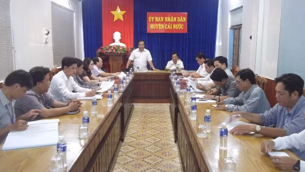 Giám đốc Sở GD&ĐT Cà Mau Nguyễn Minh Luân làm việc với UBND huyện Cái Nước